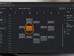 Ein Screenshot eines modernen Online-Kalenders im Dark Mode, der auf einem Laptop-Bildschirm in einer gemütlichen Arbeitsumgebung angezeigt wird. Inmitten eines vollen Wochenplans mit Terminen wie „Work Meeting“ und „Project Sync“ sticht ein orangefarbener Blocker für Dienstagvormittag hervor, auf dem in Großbuchstaben „ME TIME (Blocker)“ steht. Rechts daneben ist das Detailfenster des Termins geöffnet, das den Zeitraum von 10:00 Uhr bis 13:00 Uhr sowie Notizen für Aktivitäten wie Lesen und Meditation anzeigt. Das Bild symbolisiert bewusstes Zeitmanagement und Selbstfürsorge im Berufsalltag.
