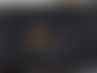 Ein Screenshot eines modernen Online-Kalenders im Dark Mode, der auf einem Laptop-Bildschirm in einer gemütlichen Arbeitsumgebung angezeigt wird. Inmitten eines vollen Wochenplans mit Terminen wie „Work Meeting“ und „Project Sync“ sticht ein orangefarbener Blocker für Dienstagvormittag hervor, auf dem in Großbuchstaben „ME TIME (Blocker)“ steht. Rechts daneben ist das Detailfenster des Termins geöffnet, das den Zeitraum von 10:00 Uhr bis 13:00 Uhr sowie Notizen für Aktivitäten wie Lesen und Meditation anzeigt. Das Bild symbolisiert bewusstes Zeitmanagement und Selbstfürsorge im Berufsalltag.