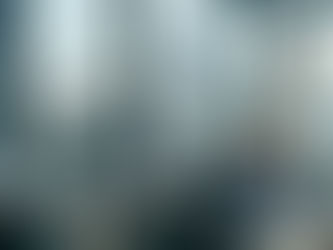 Eine ruhig und souverän wirkende Führungskraft in einem Meeting, Fokus auf Präsenz durch Leise führen Coaching.Köln