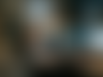 Ein asiatischer Startup-Gründer ist nachts tief in seinem ergonomischen Bürostuhl an seinem Schreibtisch eingeschlafen. Er trägt einen grauen Pullover und eine Brille auf dem Kopf. Auf seinem Schreibtisch stehen mehrere Monitore mit Programmiercode, Stapel von Fachbüchern (unter anderem über „AI Ventures“), leere Energy-Drink-Dosen und eine Kaffeetasse. Ein kleines Namensschild auf dem Tisch weist ihn als „Li Wei – Co-Founder & CEO“ aus. Im Hintergrund leuchtet an einer Betonwand ein Neonschild mit der Aufschrift „The Cologne Creative Collective“ und der Uhrzeit „23:48“. Durch das Fenster ist die beleuchtete Silhouette des Kölner Doms bei Nacht zu sehen, während im restlichen Büro nur noch vereinzelt Kollegen arbeiten.