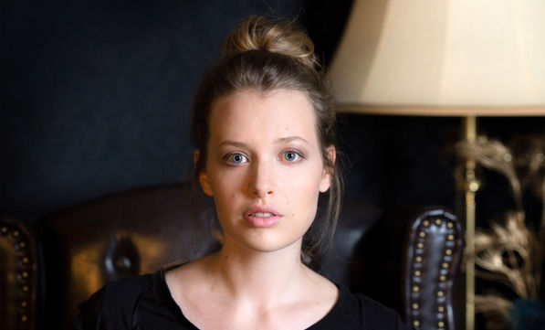 Professionelles Schauspiel-Headshot von Veronika Petrovic, fotografiert von Nina Siutz in Wien; Nahaufnahme mit Blick in die Kamera.