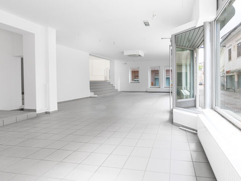 Attraktives Geschäftslokal in Top-Lage im Zentrum von Villach, Kärnten, mit großem Schaufenster, fotografiert von Nina Siutz.