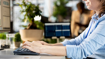 Profesional trabajando en sistema de facturación electrónica con validación fiscal de ARCA