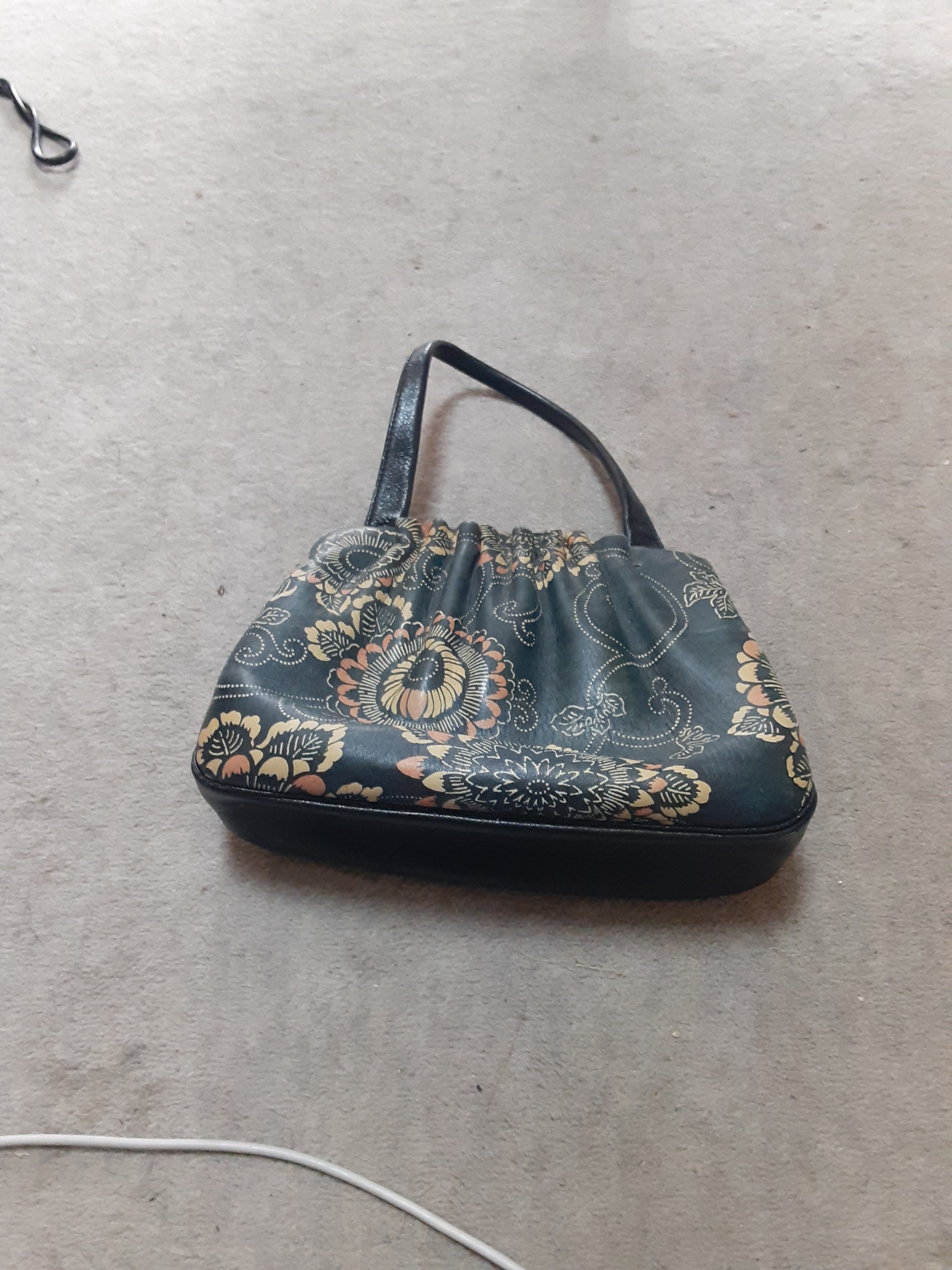 モスグリーンに花柄のバック