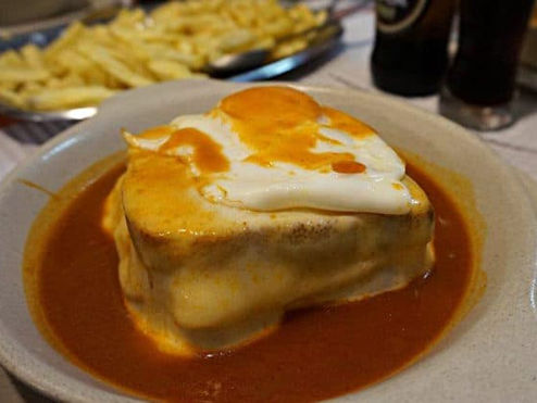 Sanduíche tradicional do Porto