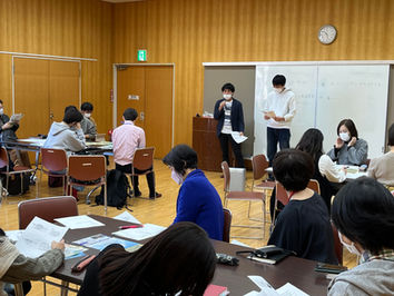 認知症の人にやさしい街づくりプロジェクトで、本学学生団体「モノクローム」がプレゼン。