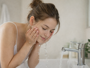 Pickel und Unreinheiten zwischen den Augenbrauen: Was Face Mapping, Leber und TCM dazu sagen