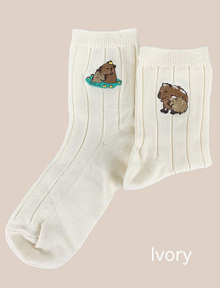 おはなし靴下 雪の日のカピバラ親子（アイボリー）