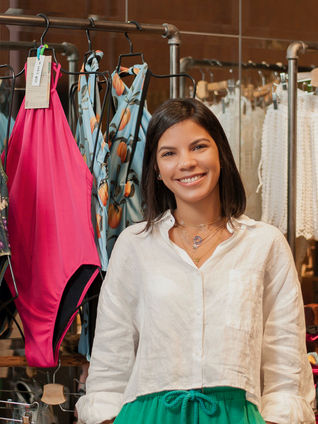 Shaina Alonzo y OZEANO SWIMWEAR: Liderando la Moda con un Compromiso Ambiental Transformador