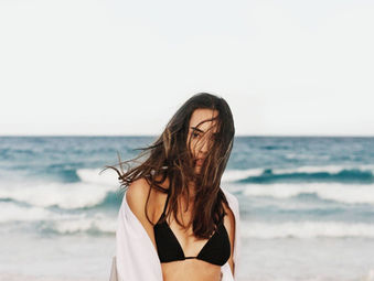 ¿El agua salada del mar es mala para el cabello? Cómo paliar sus daños