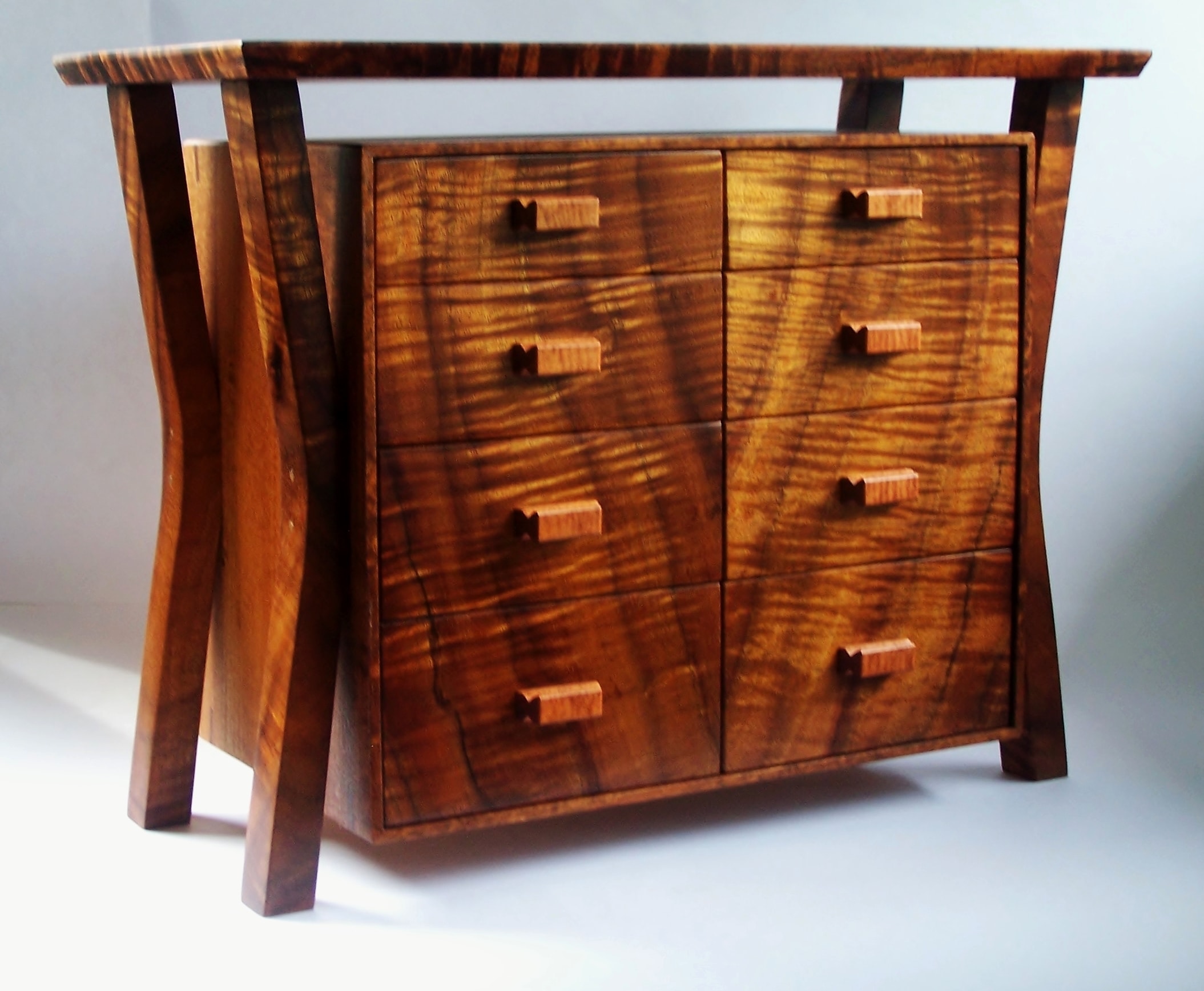 Curved Pedestal Legs