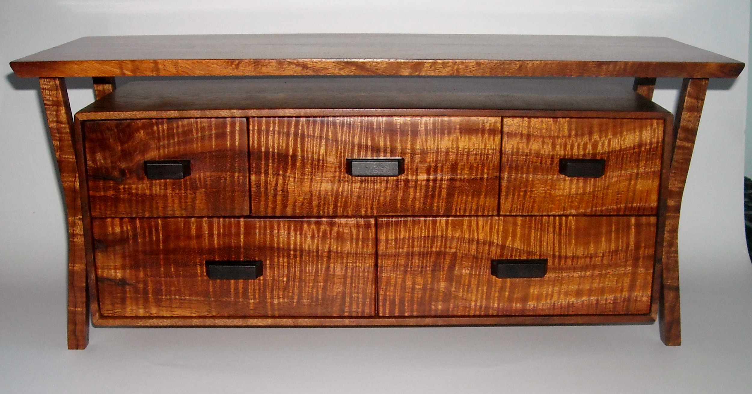 Curved Pedestal Legs
