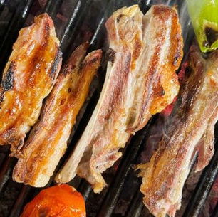 Meşe közünde pişen kuzu kaburganın Bolu Dağı’nın geleneksel sunumu