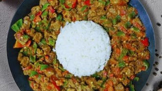 Bolu usulü pilavlı sac tava; özel sacda sotelenmiş sebzeli kuşbaşı et ve ortasında pirinç pilavı ile sunulan geleneksel kavurma