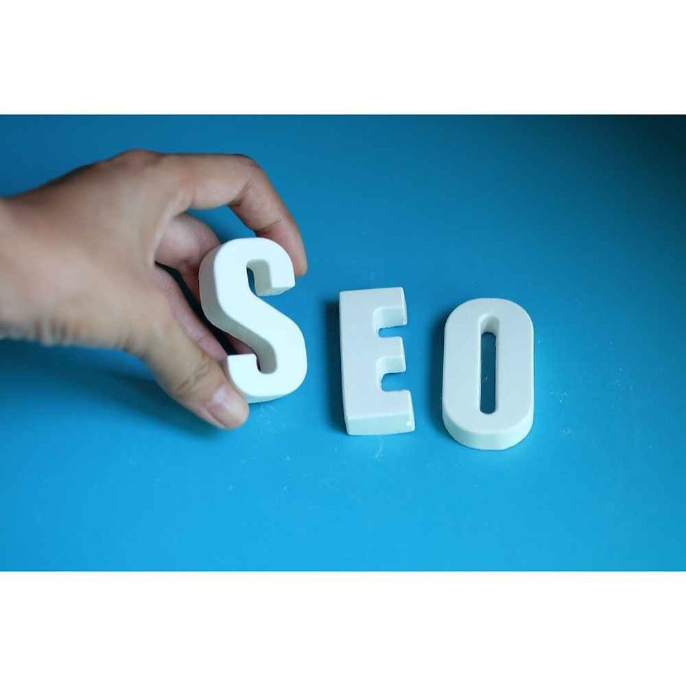 SEO harfleri mavi zemin üzerinde dizili, dijital pazarlama ve arama motoru optimizasyonu kavramını temsil ediyor