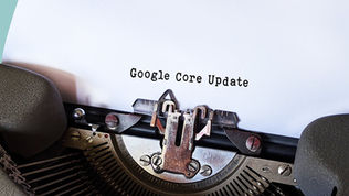 Arama motoru ekranı ve grafik — Google core update sıralama değişimi