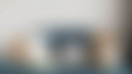 Laptop ve alışveriş çantalarıyla e-ticaret e-posta otomasyonu