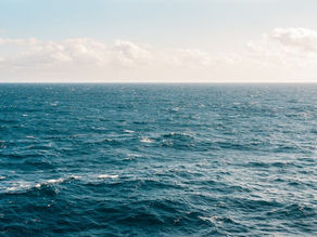 Sahilde demirli tarihi gemi görünümü