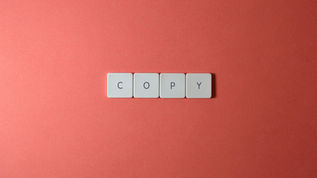 Copy tuşlarından oluşan klavye düzeni, yinelenen içerik ve kopyalama kavramını temsil ediyor