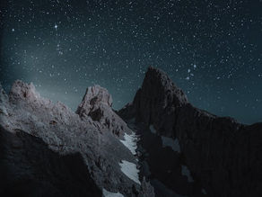 Ayder Yaylası'nın yeşil çayırları ve arka plandaki dağlar