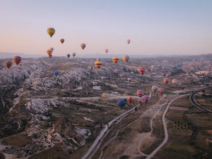Karadeniz sahil yolu, yeşil tepeler ve mavi deniz, kıvrımlı kıyı şeridi