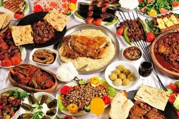 Türk mutfağı zengin yemek çeşitleri, etler, sebzeler ve İbrahiminyeri sunan bir masa.