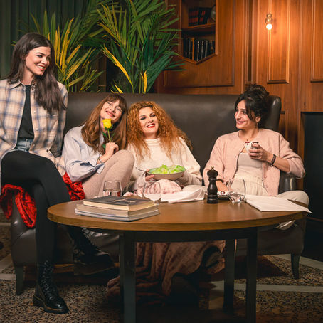 Review: Στο «Με δύναμη από την Κηφισιά» ο φόβος συγκρούεται με την ελπίδα