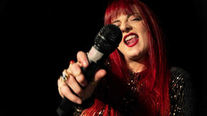 Η νέα παράσταση της Χρύσα Κατσαρίνη "ΚΑΙ ΤΙ ΕΛΕΓΑ;" στο Θέατρο Νούς (φωτ. Ερατώ Στυλιανουδάκη).