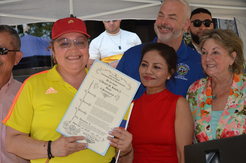 Atriz Hernández al recibir la proclama de la ciudad a nombre de la organización.