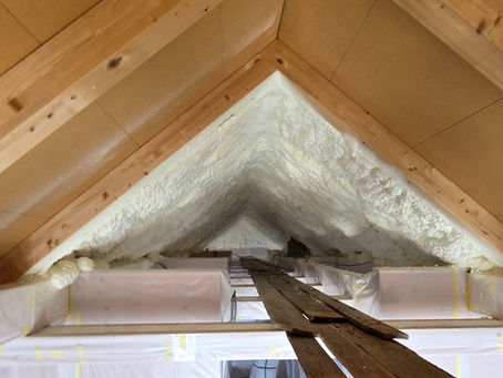 PUR izolacija v leseni hiši, bela brizgana pena na notranji strani ostrešja in mansarde