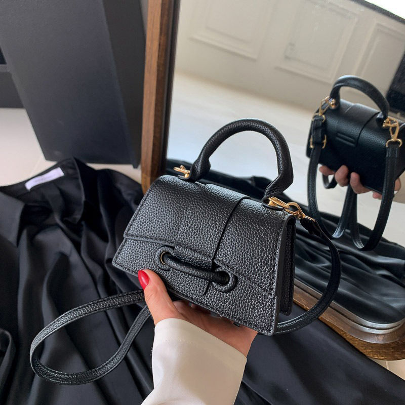 Bolsa feminina transversal compacta e versátil