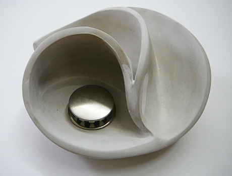 modelage de petit bassin avec orifice métallique