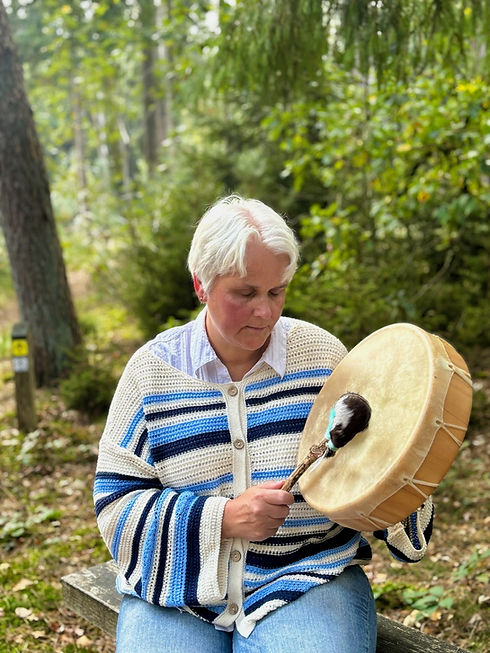Soulretrieval onder begeleiding van een sjamanendrum Sjamanistische healing en Spiegelsessies bij In Fluentum in Gieten of online.