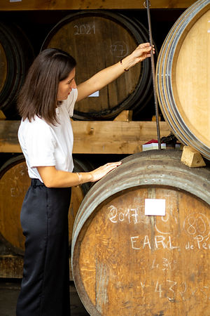 Margaux Dufréchou dans le chai à Armagnacs