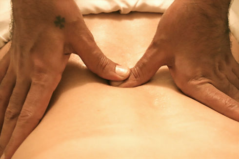 Techniques de massage professionnelles par un masseur expérimenté