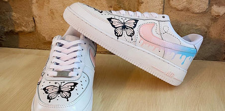 Apportez une touche de légèreté et de poésie à vos pieds avec cette Nike Air Force 1 Custom au thème Papillon. Cette paire de sneakers personnalisée est l'accessoire idéal pour un look printanier, aérien et tendance.

Le design se distingue par un travail minutieux sur les détails : le Swoosh Nike est habillé d'un dégradé pastel fluide, tandis que de délicats papillons semblent s'envoler sur les côtés de la basket. Les tons doux (lilas, bleu ciel, rose poudré) se mélangent harmonieusement pour offrir un rendu visuel apaisant et ultra-stylé.

Modèle : Nike Air Force 1 originale.

Thème : Papillons (Butterflies) et couleurs pastel.

Détails techniques : Swoosh en dégradé de couleurs réalisé à la main.

Qualité : Utilisation de peintures professionnelles garantissant une tenue longue durée et une résistance à l'eau.

Style : Aesthetic, Soft Girl, Streetwear chic et féminin.

Chaque paire est une œuvre d'art unique, parfaite pour ceux qui recherchent des sneakers customisées alliant élégance et originalité.