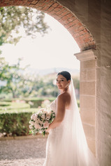 Sposa con velo sotto loggiato in villa nel Chianti