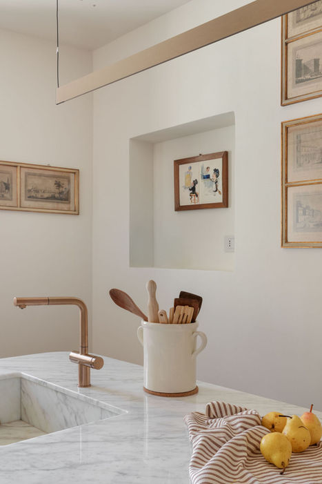 Cucina moderna di PS Home con lavello in marmo e decorazioni.