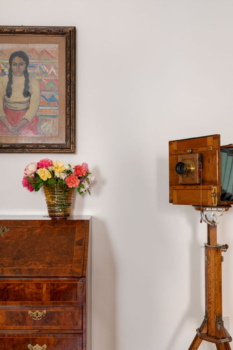 Macchina fotografica d'epoca su cavalletto in studio d'arte