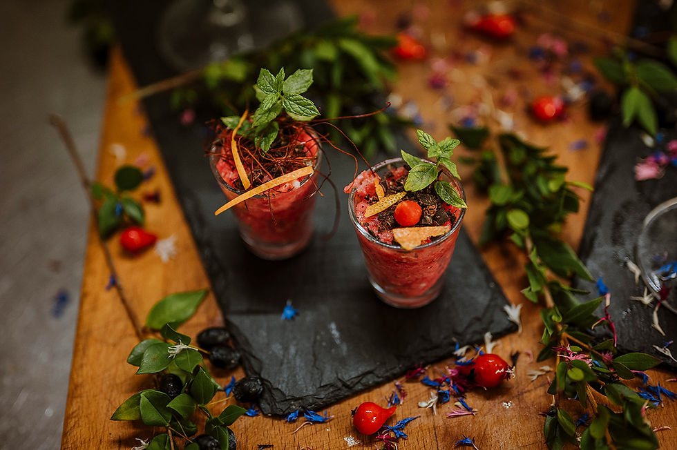 Due tartare di carne in bicchierini decorate
