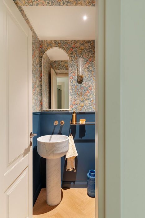 Bagno PS Home con lavabo a colonna e carta da parati.