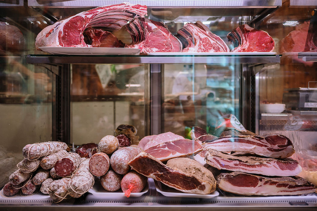 Carne cruda e salumi in vetrina
