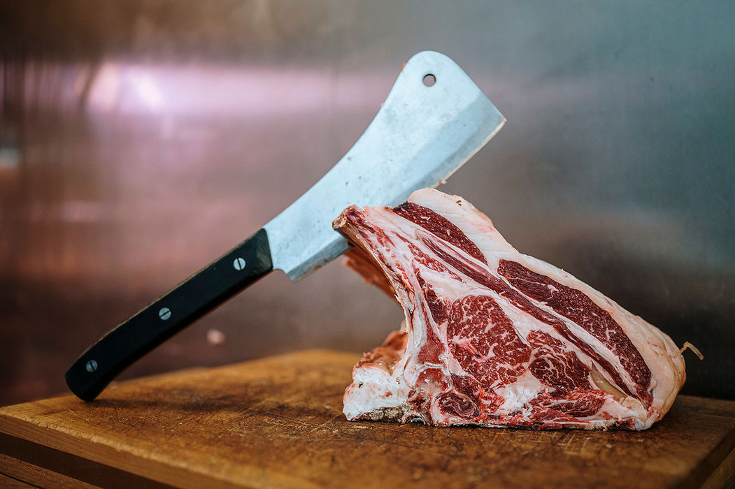 Costata di manzo con mannaia su tagliere