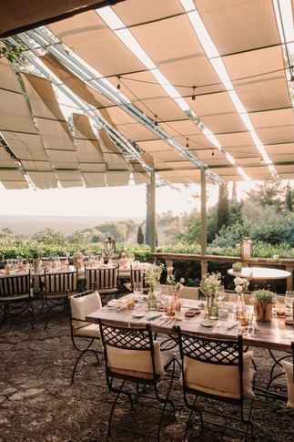 Terrazza esterna con tavoli apparecchiati per Matrimonio a Poggio ai Santi in Toscana.