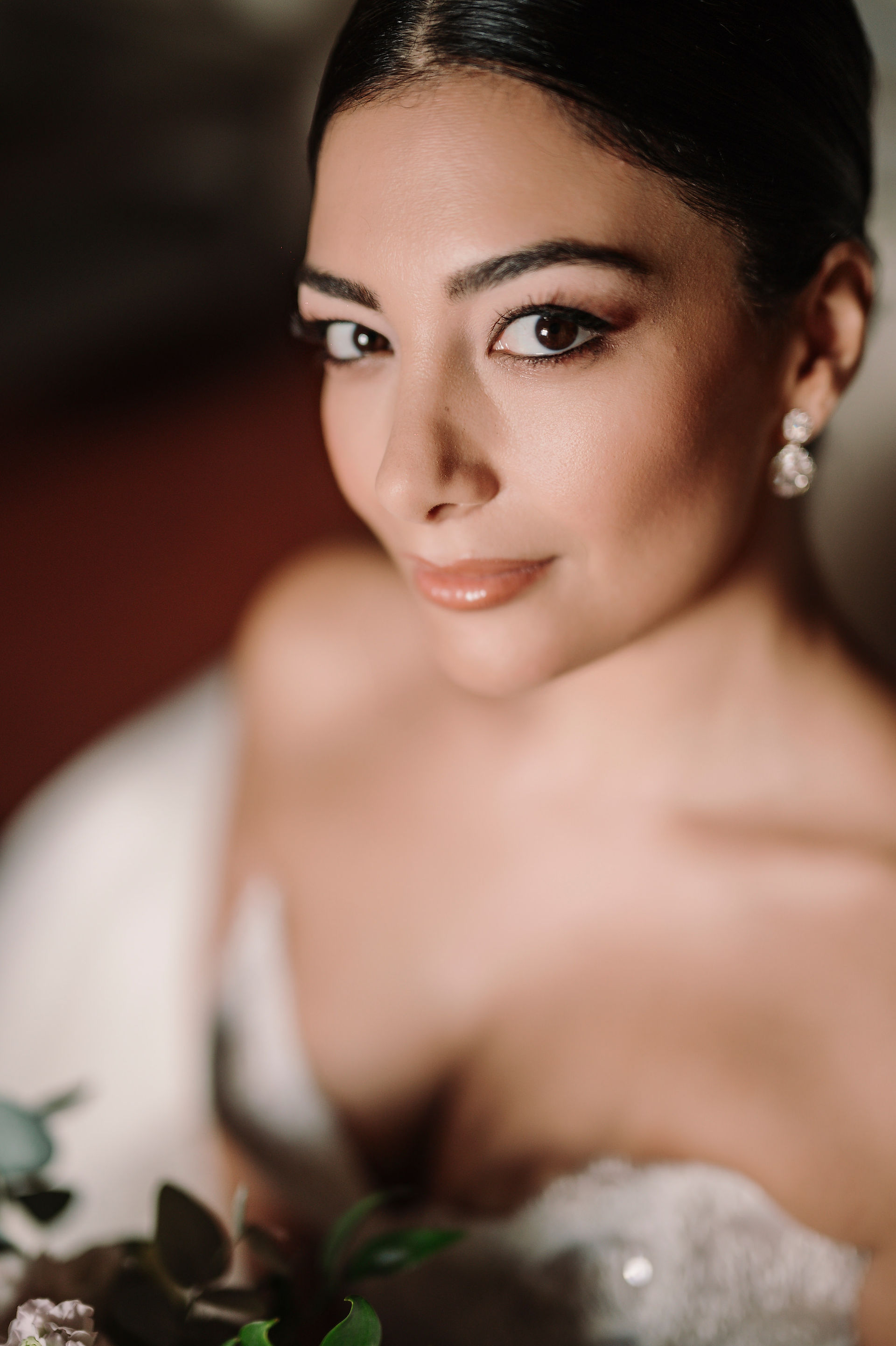 Ritratto ravvicinato della sposa con luce naturale prima della cerimonia