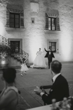 Ingresso degli sposi al ricevimento serale a Vignamaggio