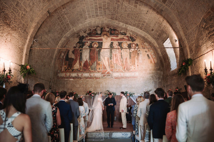 Wedding ceremony inside the church, guests watching, bride and groom Luxury Wedding at La Badia di Orvieto, riccardopieri.