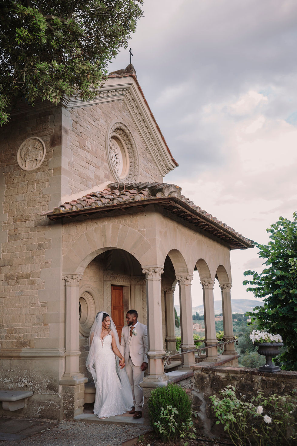 Sposi davanti a una cappella in pietra durante un matrimonio a Firenze