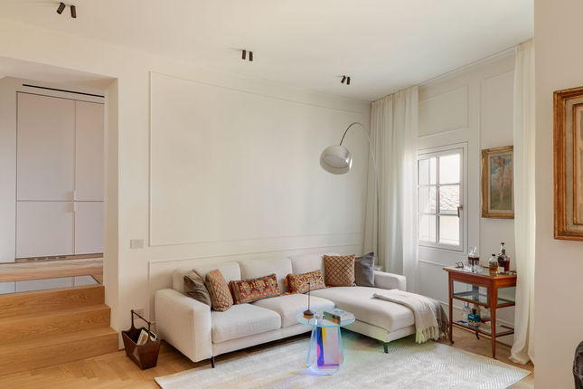 Soggiorno moderno di PS Home con divano bianco e arredi eleganti.