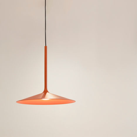 Lampada a sospensione arancione di PS Home dal design moderno.